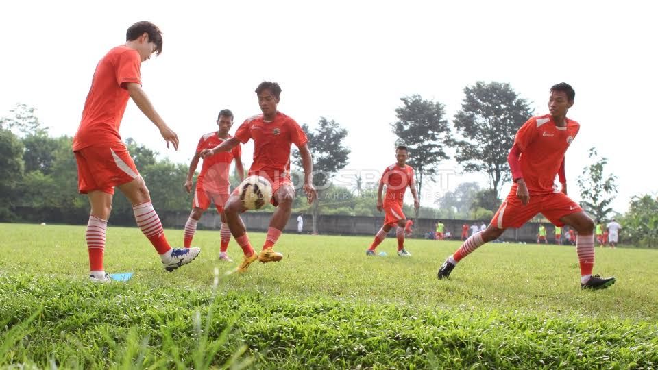 Para pemain Persija Jakarta melakukan pemanasan jelang laga uji coba. Copyright: &copy; Herry Ibrahim/Indosport